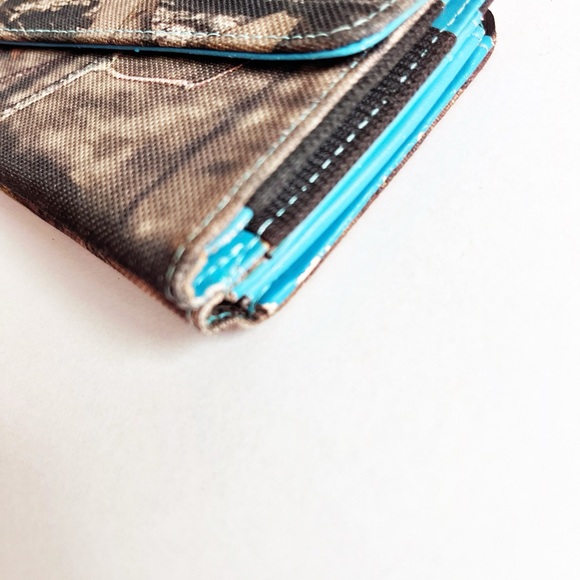 Weber Wristlet Wallet Country Camo With Blue Trim, Zip And Snap Closure Women’s - Picture 4 of 6